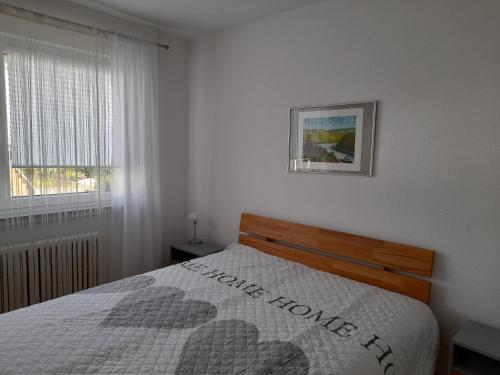 sypialnia z łóżkiem i oknem z narzutą na serce w obiekcie Ferienwohnung in Lemgo-Brake, 3 Zimmer w mieście Lemgo
