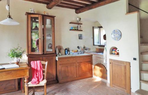 uma cozinha com uma mesa de madeira e uma secretária em Authentic Italian feeling - Montelagello em Marsciano