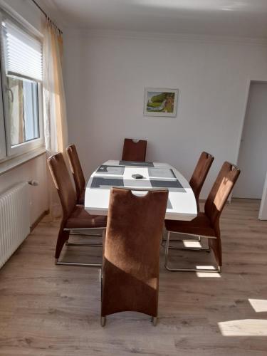 Ferienwohnung in Lemgo-Brake, 3 Zimmer في لمغو: غرفة طعام مع طاولة وكراسي