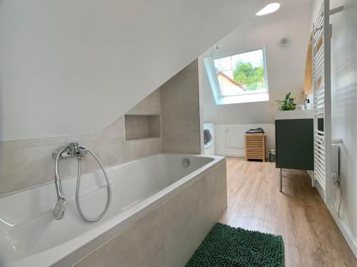 Dinsheim的住宿－Chez Arnaud et Thomas，大型浴室设有浴缸和淋浴。