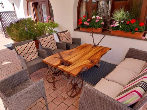 En terrasse eller udendørsområde på Jochum Hotel Garni