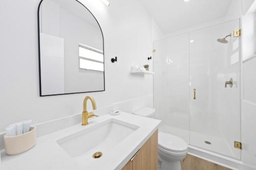 Ένα μπάνιο στο M Lake Worth Beach - Modern Villas Near West Palm Beach, Chic Retro Vibes, King Bed, Cozy Backyard, BBQ, Workspace, High-Speed Internet, Free Parking, 5 Minutes to Downtown & Beach