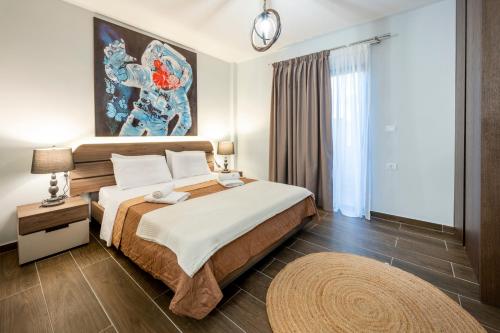 una camera con un grande letto e un tappeto di Anna Suites a Città di Kos