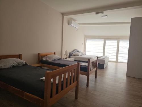 1 dormitorio con 2 camas y 1 habitación con ventana en Apartman LENI2 u centru Zajecara, en Zajecar