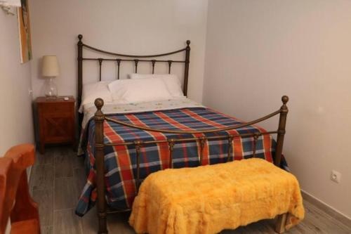 Palm Beach Apartment in La Duquesa في مانيلفا: غرفة نوم عليها سرير وبطانية