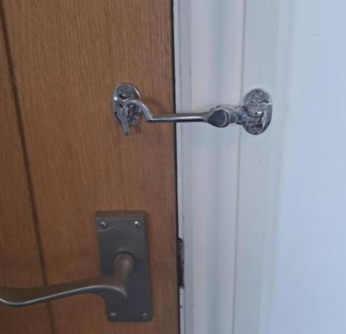 um close-up de uma porta com uma maçaneta de metal em Oakworth em Oakworth