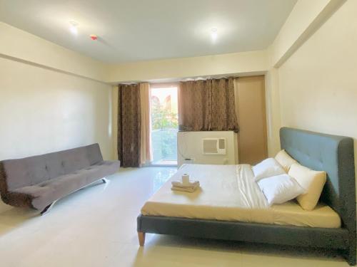 - un salon avec un lit et un canapé dans l'établissement Luxury Hotel Type Condo near NAIA Manila Airport, à Manille
