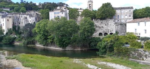 a view of a river in a city with buildings at Chambre chez l'habitant in Sauve