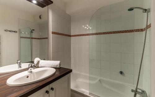 ein Badezimmer mit Waschbecken und Dusche in der Unterkunft Lagrange Vacances Le Domaine de Bourgeac in Paradou