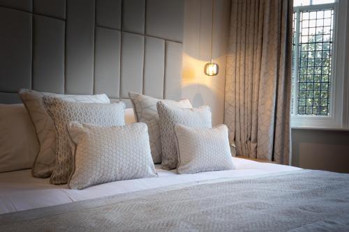 Ένα ή περισσότερα κρεβάτια σε δωμάτιο στο Rowton Hall Hotel and Spa