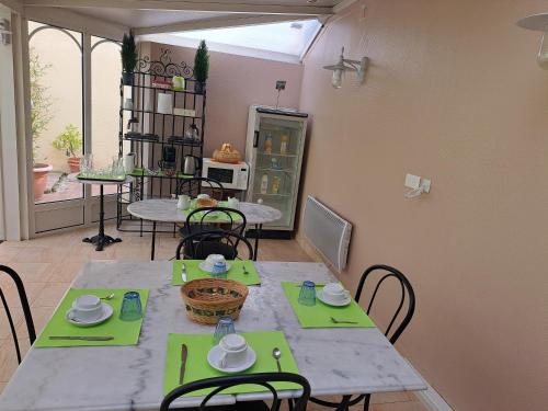 Makanan di atau berdekatan hotel