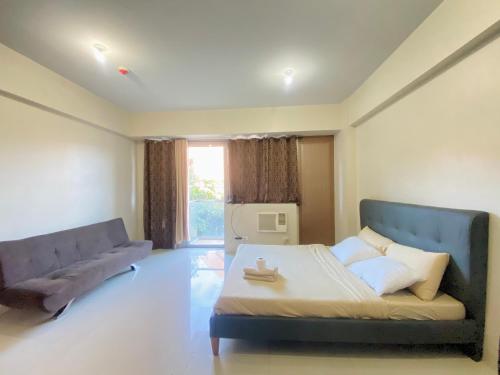 een woonkamer met een bed en een bank bij Luxury Hotel Type Condo Near NAIA Manila Airport in Manilla