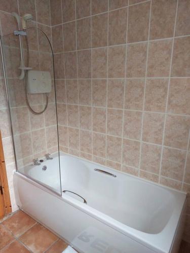 Un baño de Home in Ennis