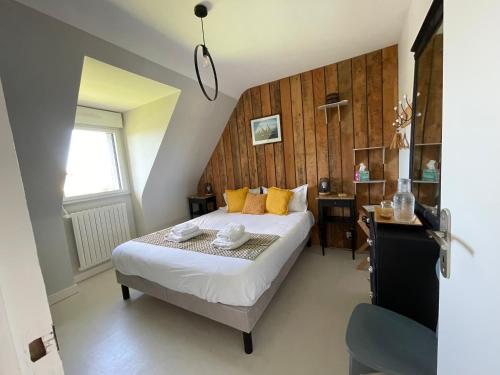 1 dormitorio con cama, escritorio y ventana en LE CLOS DES ABERS, en Saint-Pabu