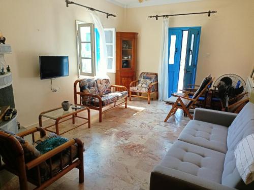 TV a/nebo společenská místnost v ubytování Four view house in Kalymnos Κάθε μπαλκόνι έχει άλλη θέα