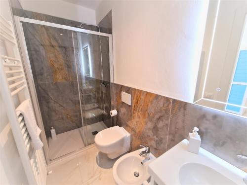 a bathroom with a toilet and a shower and a sink at Allegra Viareggio Appartamento & Affittacamere Guest house in Viareggio