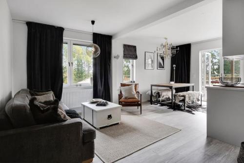 a living room with a couch and a table at Beautiful apartment minutes away from ski slopes in Järvsö