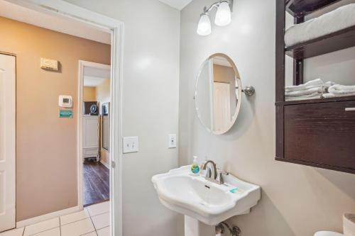 La salle de bains est pourvue d'un lavabo et d'un miroir. dans l'établissement Amadeus 5, à St. Pete Beach