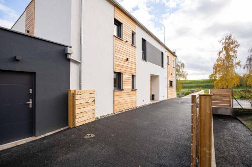 un bâtiment avec une porte et un banc à côté dans l'établissement La Maison Devant La Prairie de 4 à 40 personnes, à Griesheim-près-Molsheim