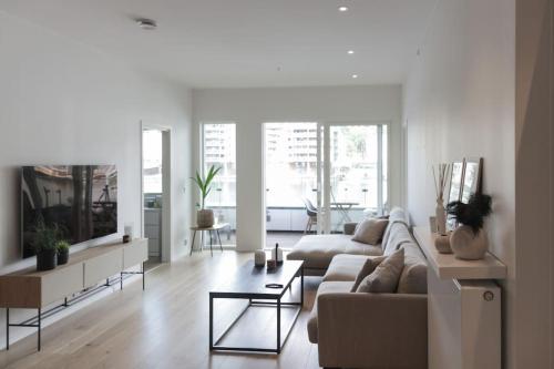Sala de estar blanca con sofá y mesa en Dinbnb Apartments I Luxury with Views & Parking en Bergen