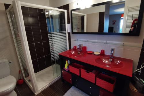 Maison Kermajo في Plougastel-Daoulas: حمام مع حوض احمر ودش