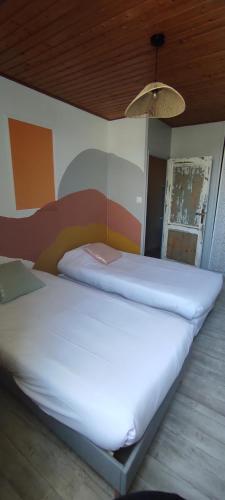 Ένα ή περισσότερα κρεβάτια σε δωμάτιο στο Hotel Les Vieux Acacias
