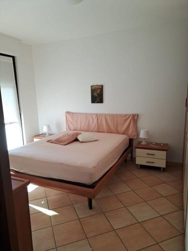 - une chambre avec un lit dans l'établissement Casa Rachele, à Martinsicuro