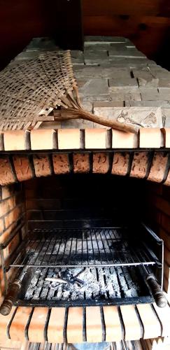 un horno abierto con algo de comida en él en Casa do Loureiro en Arganil