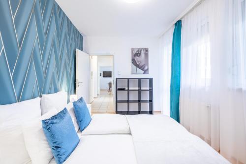 1 dormitorio con 2 camas blancas y cortinas azules en Two bedrooms apartment with free garage in the downtown, en Budapest