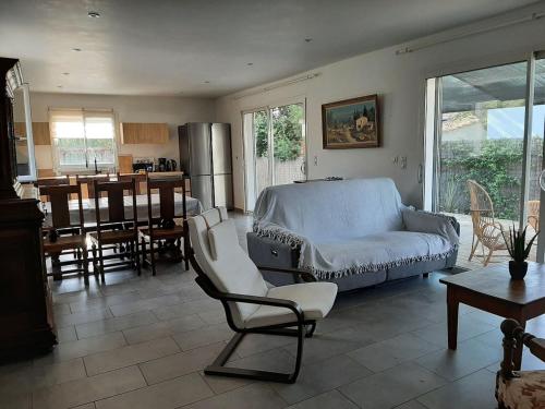 un salon avec un canapé, des chaises et une table dans l'établissement Villa au calme proche plage de Fabregas, à La Seyne-sur-Mer