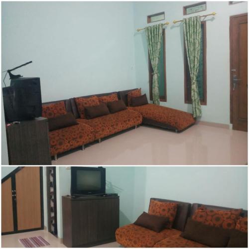 ein Wohnzimmer mit einem Sofa und einem TV in der Unterkunft Guest House Murah -homestay - Kos harian 