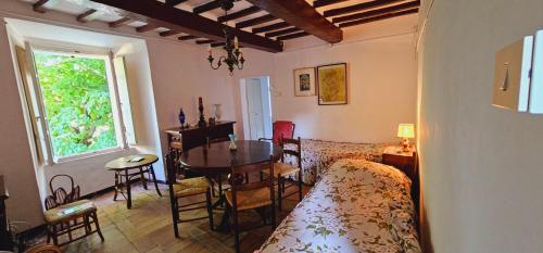 - une chambre avec un lit et une table ainsi qu'une salle à manger dans l'établissement La casa di Francesco, à Sassoferrato