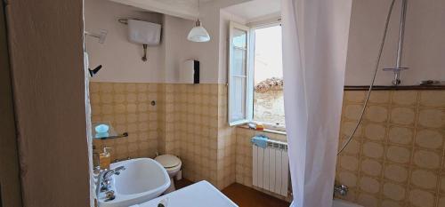 La salle de bains est pourvue d'un lavabo, de toilettes et d'une fenêtre. dans l'établissement La casa di Francesco, à Sassoferrato