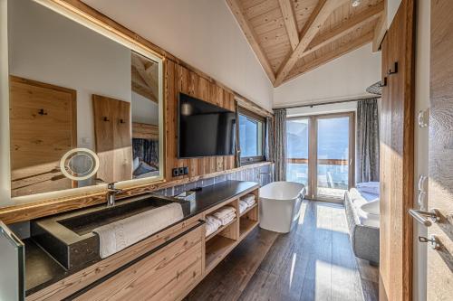TV a/nebo společenská místnost v ubytování Chalets & Apartments Wachterhof