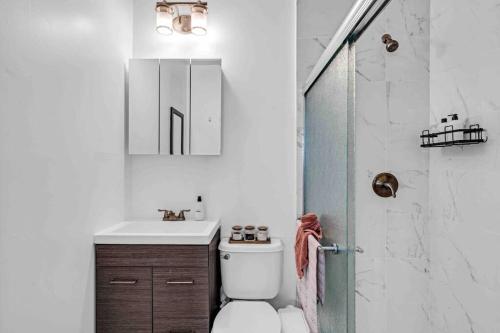 La salle de bains est pourvue de toilettes, d'un lavabo et d'une douche. dans l'établissement Miami Luxurious Retreat! Next to Miami beach & Airport, à Miami