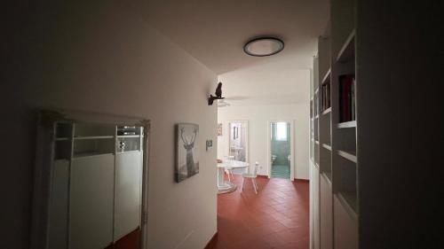 Cette chambre dispose d'un couloir avec une horloge murale. dans l'établissement Garden Suite, à Bolzano