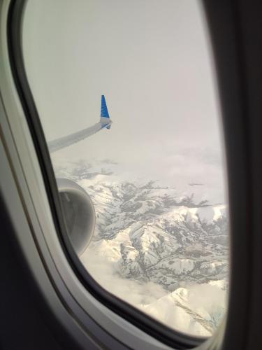 uma vista de uma asa de avião a partir de uma janela de avião em Hotel Curru Leuvu em San Carlos de Bariloche