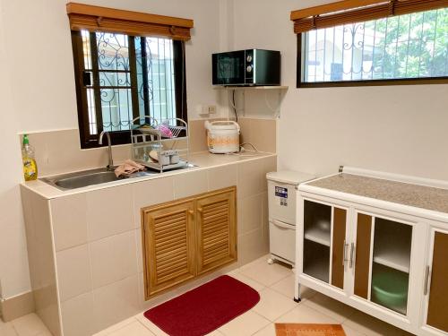 uma cozinha com um lavatório e uma bancada em THAIGO Comfort Stay - Private House in Central Kanchanaburi em Kanchanaburi