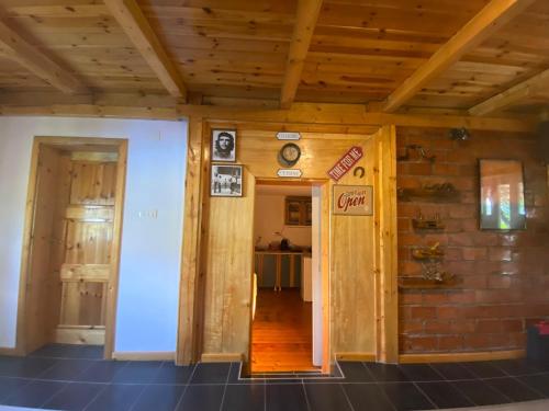 - un couloir dans une maison dotée de plafonds en bois dans l'établissement Cute lodge in Zeta, 