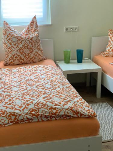 Tempat tidur dalam kamar di die Senfbude - wunderschöne Apartments für 4 Personen mit Terrasse & Stellplatz