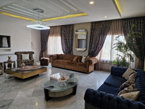 a living room with a couch and a table at Appart de Luxe au Centre Urbain Nord in Tunis