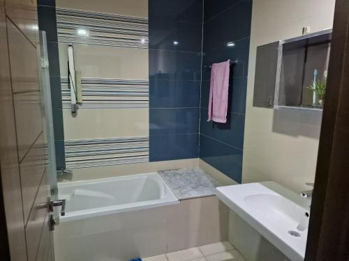 a bathroom with a tub and a sink at Appart de Luxe au Centre Urbain Nord in Tunis