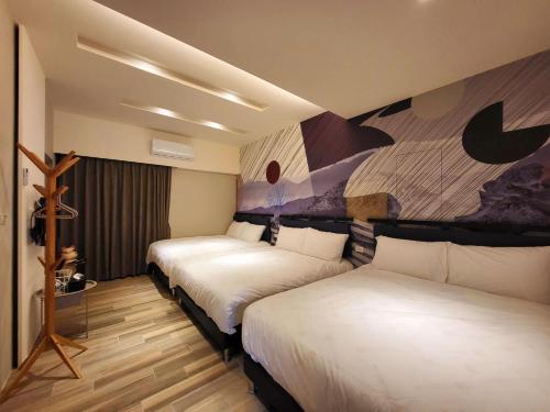 una camera d'albergo con due letti e un dipinto sul muro di Annong Image Vacation Home a Sanxing