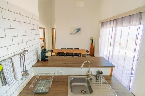 eine Küche mit einer Spüle und einer Arbeitsplatte in der Unterkunft Blue Planet São Jorge Azores - RRAL nº 1341 in Velas
