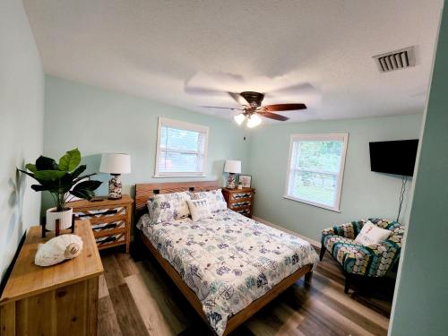 um quarto com uma cama e uma ventoinha de tecto em The Guest House em Largo