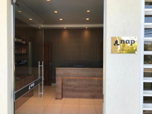 un restaurante con barra en una habitación en Nap Hotel, en Ponta Grossa