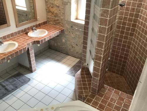 a bathroom with two sinks and a shower at Roc du Lapin in Sainte-Colombe-de-Villeneuve