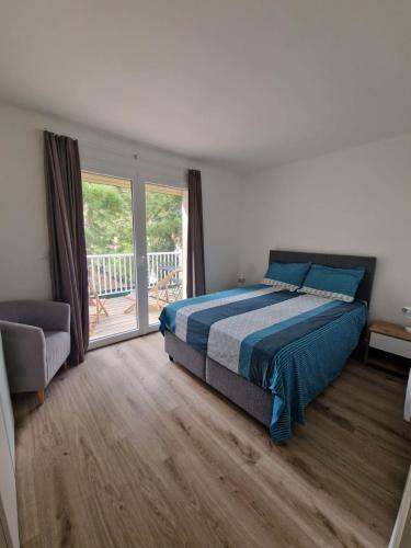 une chambre avec un lit et un balcon dans l'établissement Résidence Fiori di Cala Rossa, à Lecci