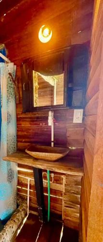 uma casa de banho com um lavatório e um espelho em Parque ecoturistico em Cali