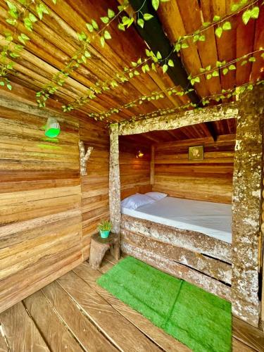 um quarto com uma cama numa sauna de madeira em Parque ecoturistico em Cali